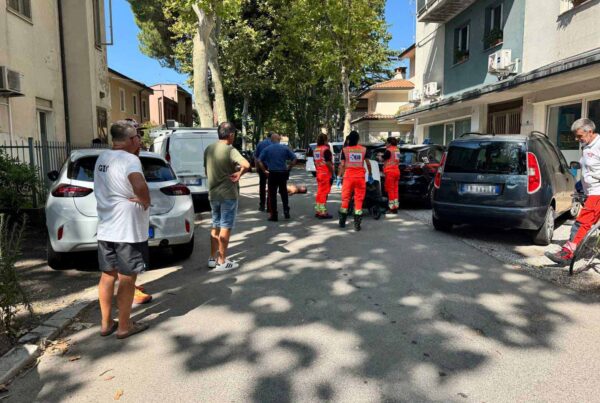 uomo sviene in mezzo alla strada carabinieri