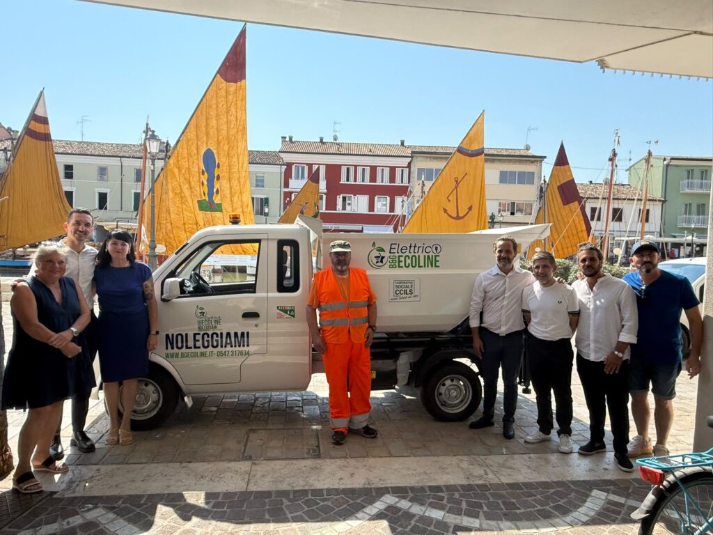 nuovo mezzo elettrico della ccild per la pulizia delle strade