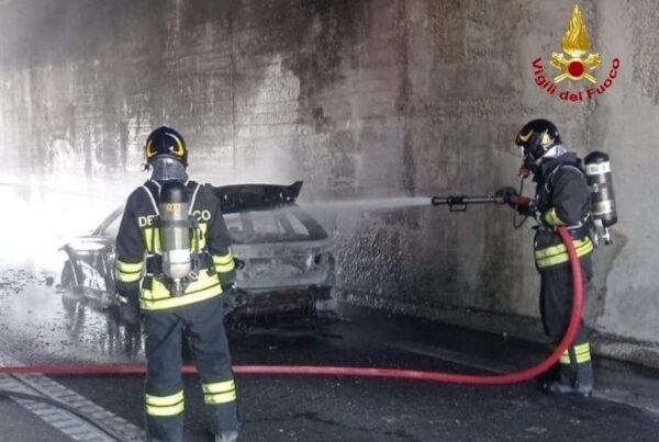 auto in fiamme