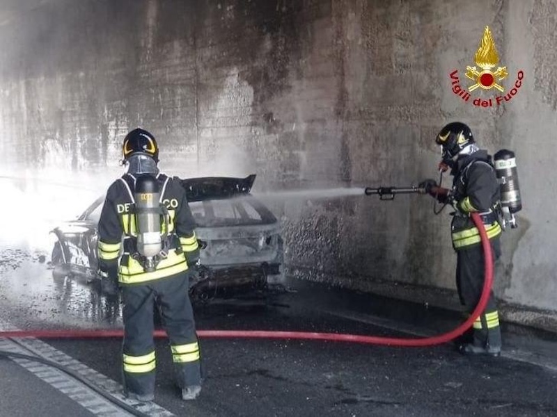 auto in fiamme