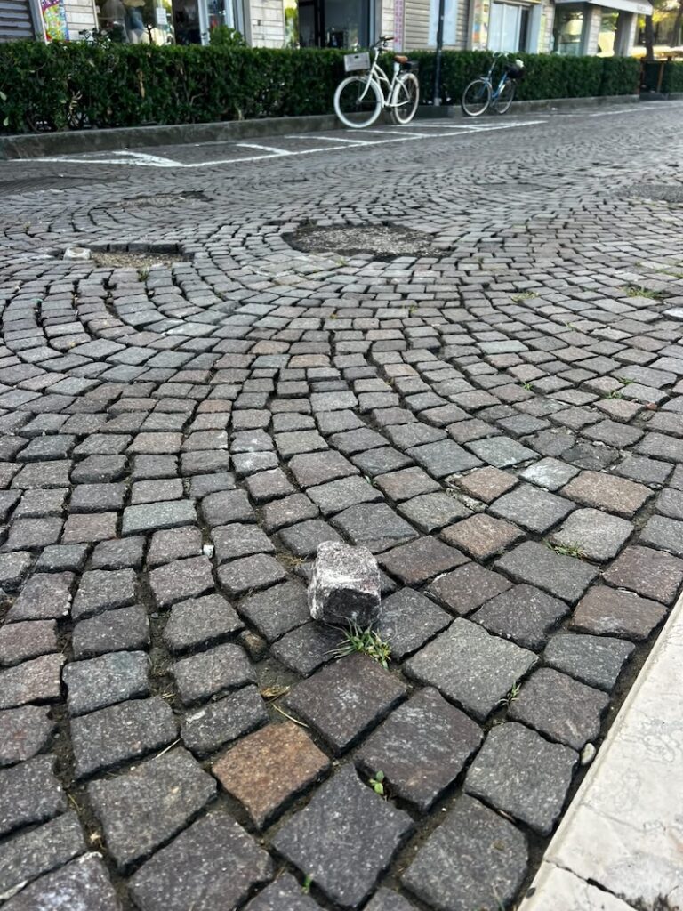 sampietrini, buca strada