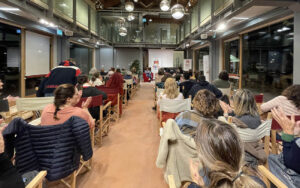 sentire le voci sala con pubblico