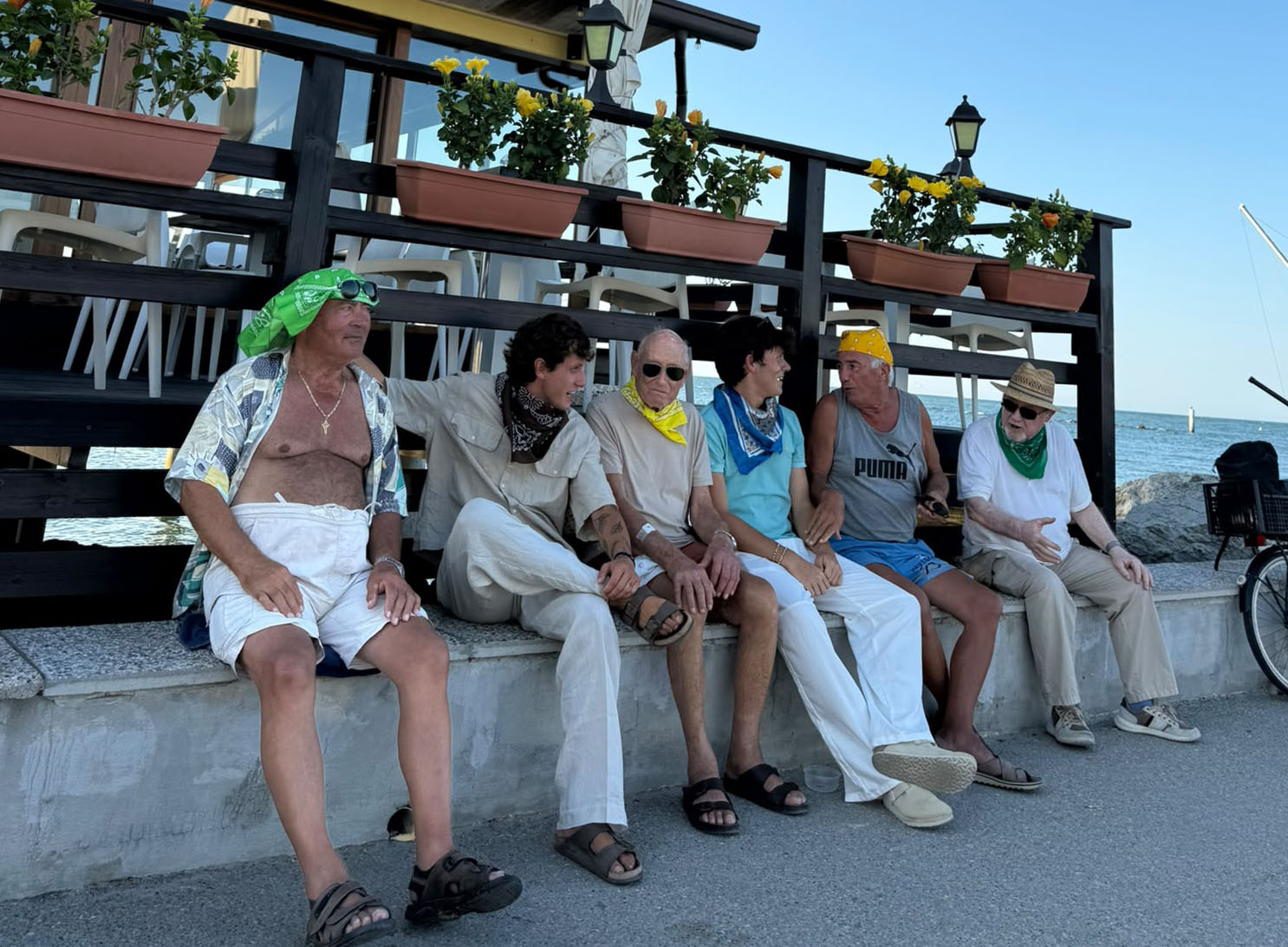 Il signor Pietro con la bandana gialla al collo con gli eterni ragazzi del muretto di Cesenatico
