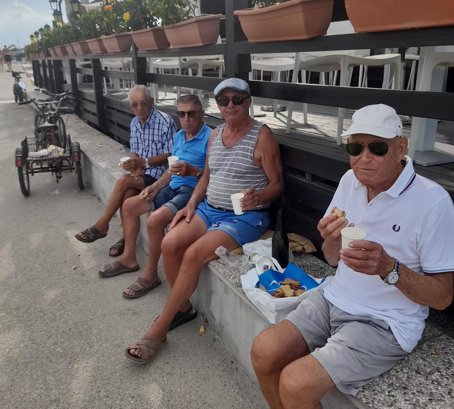 Sulla destra il signor Giunchi che festeggia i 90 anni sul muretto a Cesenatico