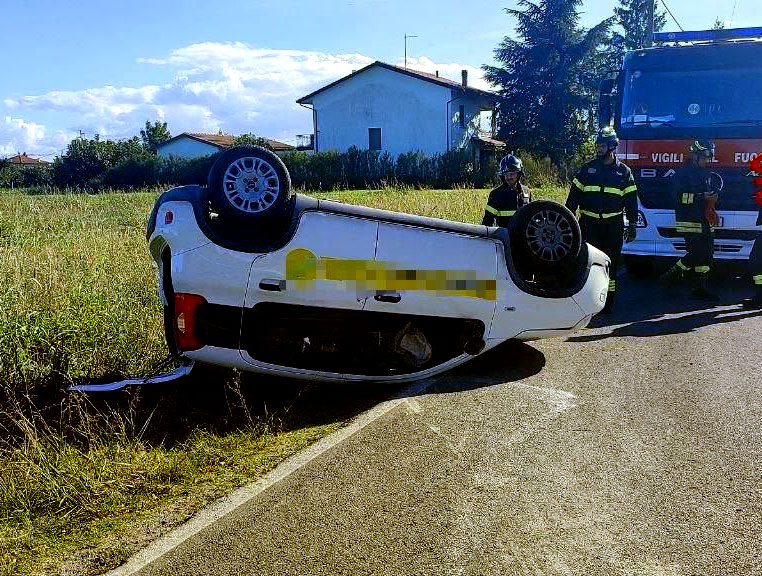incidente auto si ribalta a longiano